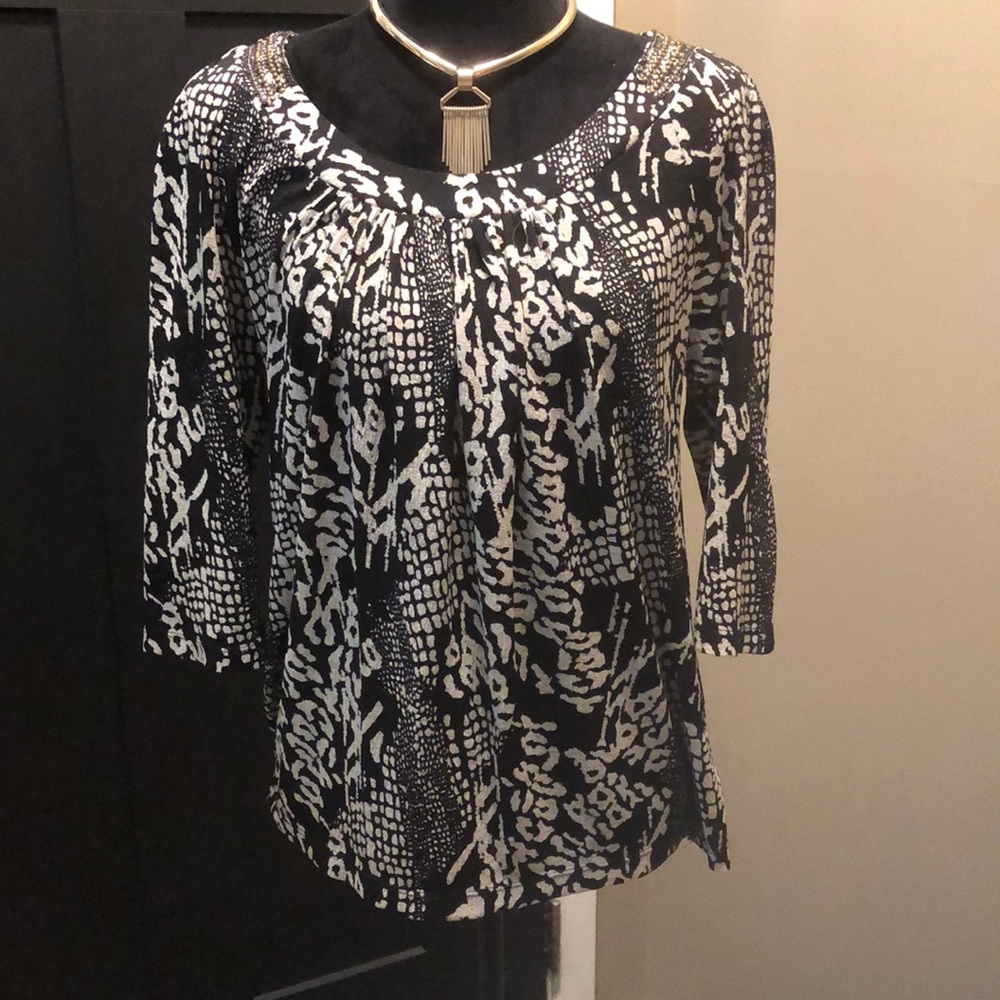 SALE 🎉 4 For $10 🎉 Rafaella Medium Black & White Blouse